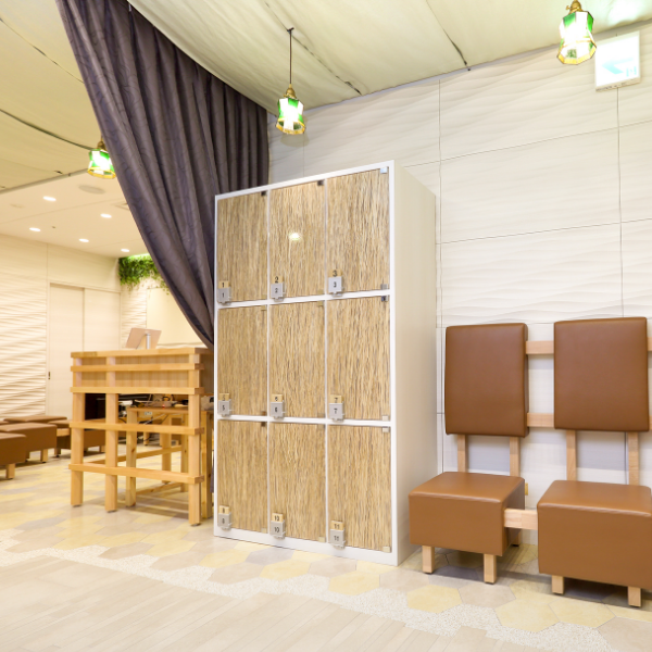 ロッカーの鍵も木製に